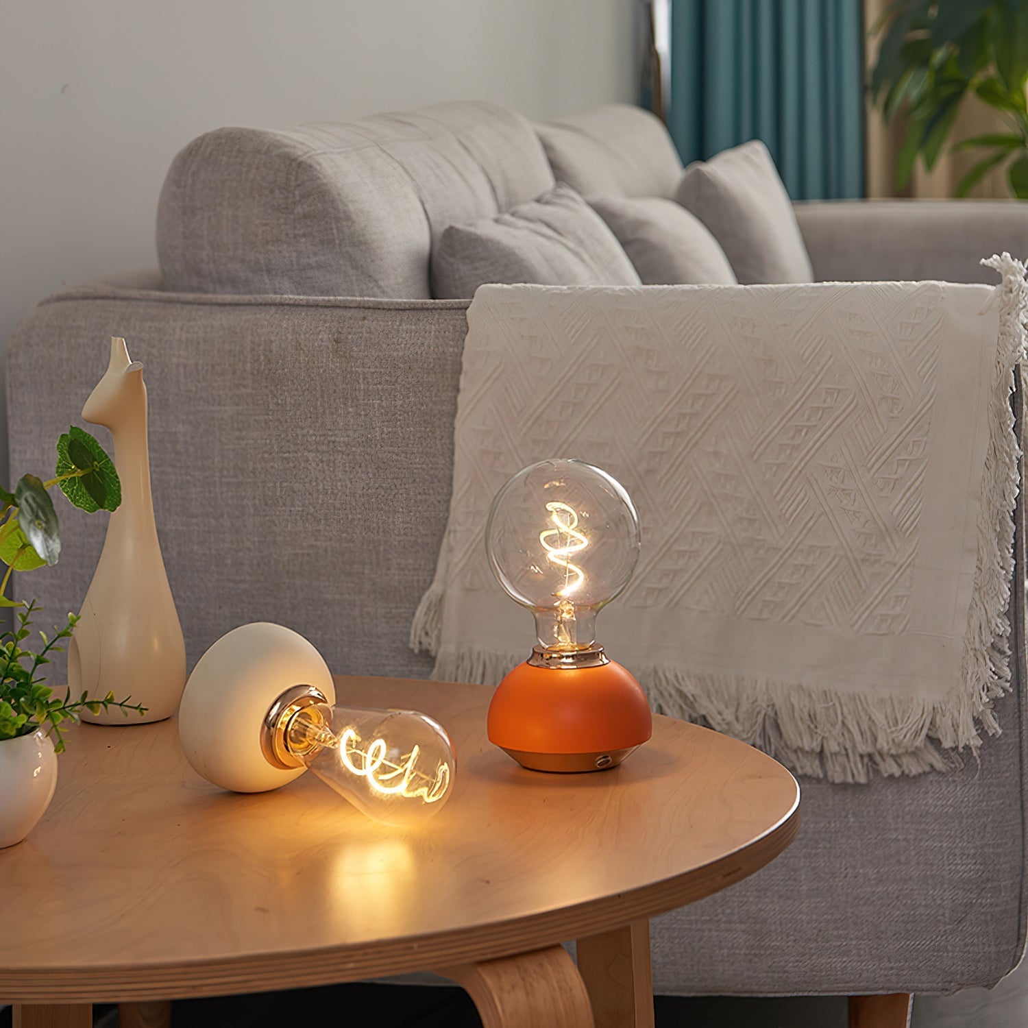 Hato Modern Table Lamp