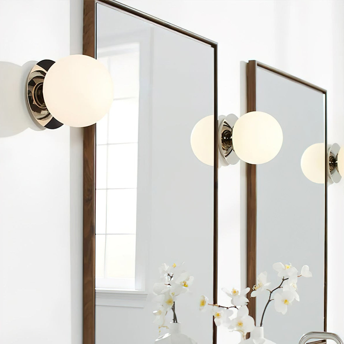 Liila Modern Glass Wall Light